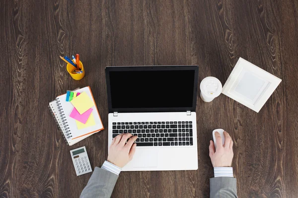 Escritório local de trabalho com material de escritório e laptop — Fotografia de Stock