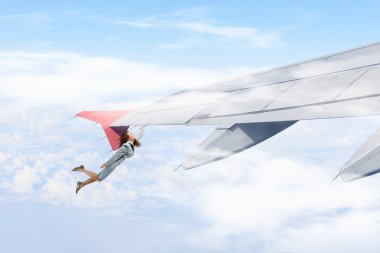 Kenarında asılı. Karışık teknik