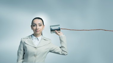 Sağır telefon kullanan kadın. Karışık teknik