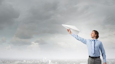 Hayatı fazla ciddiye almaz. Karışık teknik