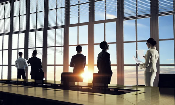 Silhouette di uomini d'affari in ufficio. Tecnica mista. Mezzi misti — Foto Stock