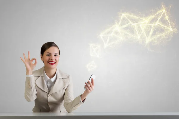 Atractiva mujer de negocios teniendo una conversación móvil. Medios mixtos — Foto de Stock