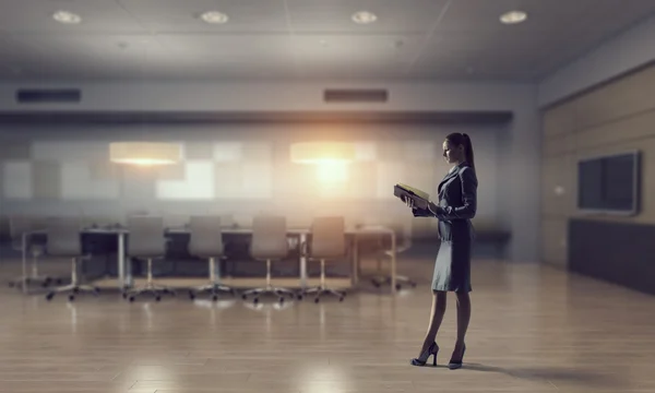 Femme d'affaires dans l'intérieur de bureau moderne. Techniques mixtes — Photo