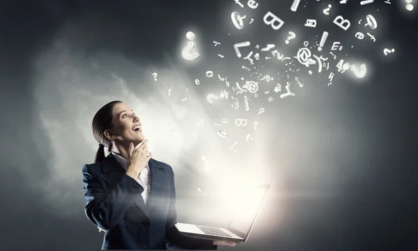 Frau mit Laptop in der Hand. Gemischte Medien — Stockfoto