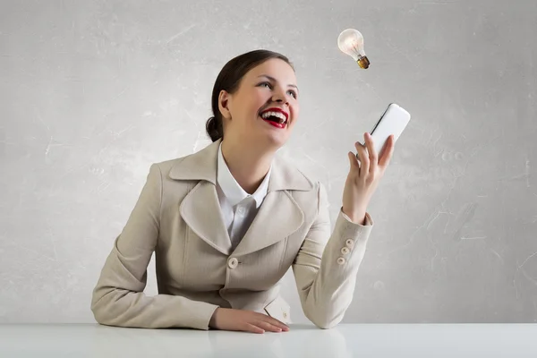 Atractiva mujer de negocios teniendo una conversación móvil. Medios mixtos — Foto de Stock