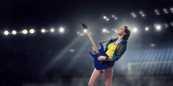 Guitarrista de rock femenino. Medios mixtos — Foto de Stock