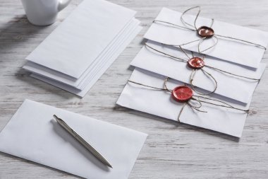Tablo üzerindeki mühür harflerle