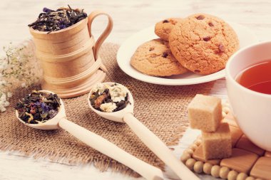 bitkisel çay ve kurabiye