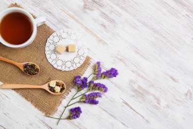 bitkisel çay ve kurabiye