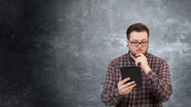 Tablet cihaz hipster adam. Karışık teknik