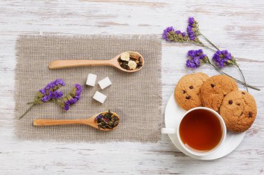 bitkisel çay ve kurabiye