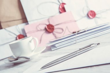 Tablo üzerindeki mühür harflerle