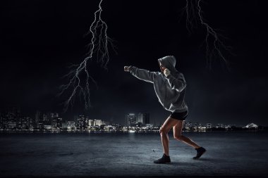 Eğitim genç boksör kadın. Karışık teknik