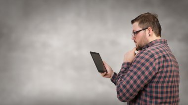 Tablet cihaz hipster adam. Karışık teknik