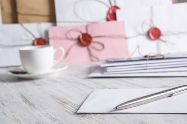 Tablo üzerindeki mühür ile mektup