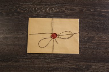 Tablo üzerindeki mühür ile mektup