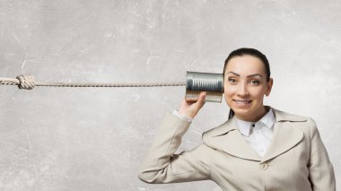 Sağır telefon kullanan kadın. Karışık teknik