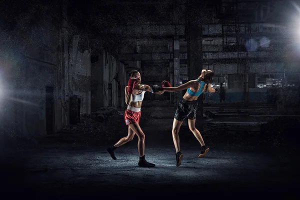 Kvinnor ultimate fighting. Mixed media — Stockfoto