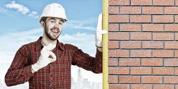 Builder man med nivå. Mixed media — Stockfoto