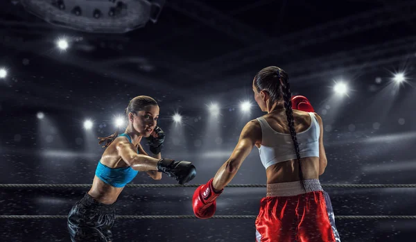 Chicas boxeando en el ring. Medios mixtos —  Fotos de Stock