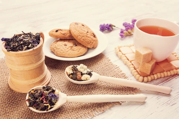 bitkisel çay ve kurabiye