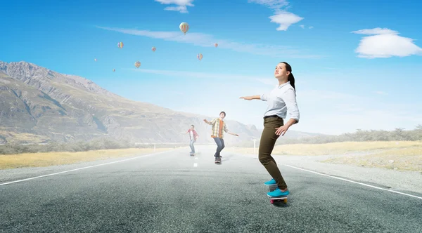 Les adolescents font du skateboard. Techniques mixtes — Photo