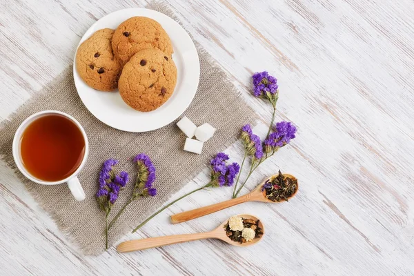 Örtte och cookies — Stockfoto