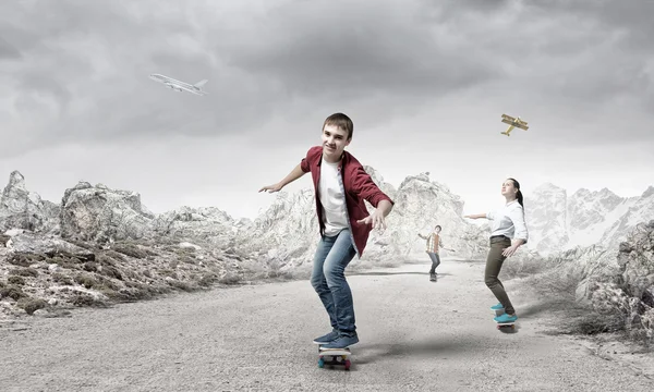 Băiat plimbare skateboard. Media mixtă — Fotografie, imagine de stoc