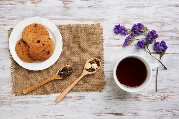 Kruiden thee en koekjes — Stockfoto