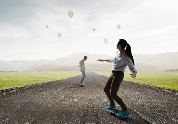 Mädchen fahren Skateboard. Gemischte Medien — Stockfoto