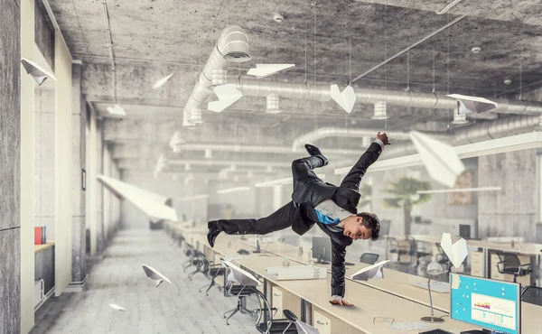 사무실에서 사업을 점프. 혼합 매체 — 스톡 사진