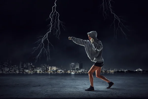 Une jeune boxeuse qui s'entraîne. Techniques mixtes — Photo