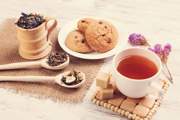 bitkisel çay ve kurabiye