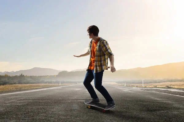 Junge fahren Skateboard. Gemischte Medien — Stockfoto