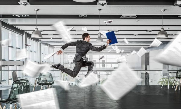 Прыгающий бизнесмен в офисе. Смешанные медиа — стоковое фото