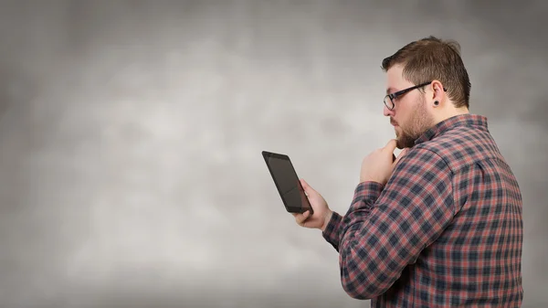 Hipster-Typ mit Tablet-Gerät. Gemischte Medien — Stockfoto