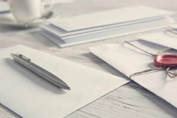 Buchstaben mit Siegel auf dem Tisch — Stockfoto