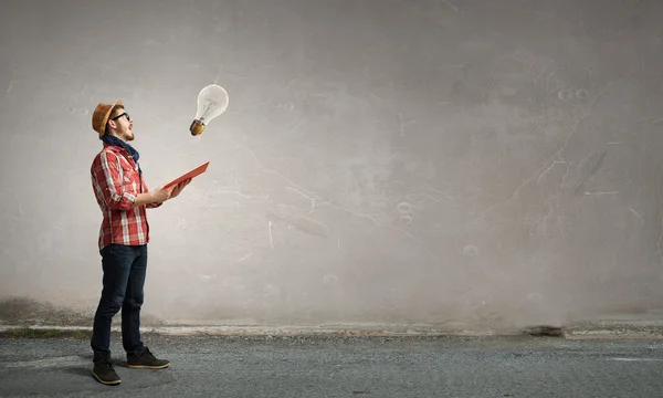 Hipster adam kitap ile. Karışık teknik — Stok fotoğraf