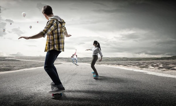Les adolescents font du skateboard. Techniques mixtes — Photo