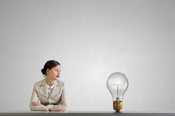 Mujer de negocios sentada en el escritorio. Medios mixtos — Foto de Stock