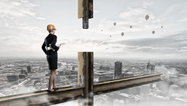 Zarif kadın mühendis. Karışık teknik