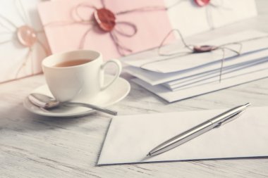 Tablo üzerindeki mühür harflerle