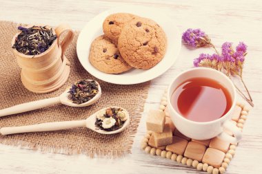 bitkisel çay ve kurabiye