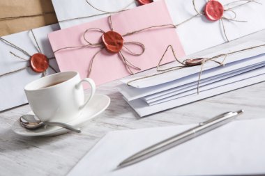 Tablo üzerindeki mühür ile mektup