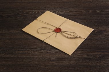 Tablo üzerindeki mühür ile mektup