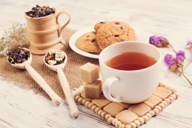 bitkisel çay ve kurabiye