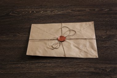 Tablo üzerindeki mühür ile mektup