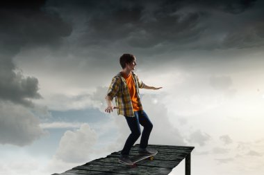 Çocuk kaykay binmek. Karışık teknik