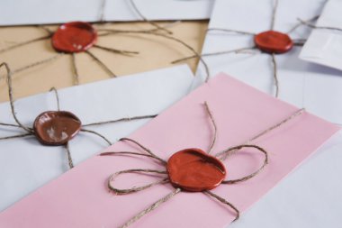 Tablo üzerindeki mühür harflerle