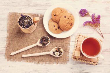 bitkisel çay ve kurabiye